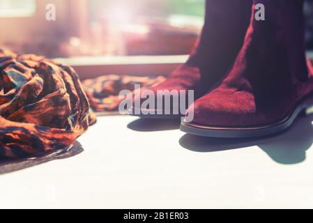 Donna accessori sciarpa leopardo stampa stivali chelsea. Spazio di copia riflesso Foto Stock