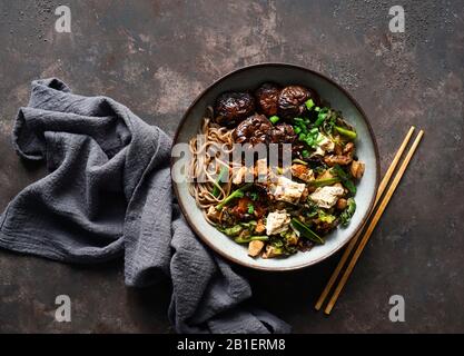 noodle di soba vegan asiatico con formaggio tofu, funghi shiitake, vista dall'alto, spazio di copia Foto Stock