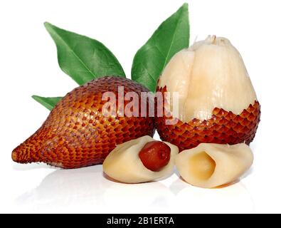 frutta di pelle di serpente o frutta di salacca isolata su sfondo bianco Foto Stock