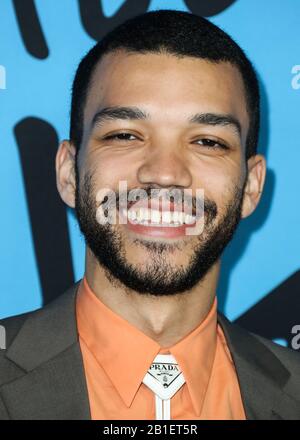 Hollywood, Stati Uniti. 24th Feb, 2020. Hollywood, LOS ANGELES, CALIFORNIA, Stati Uniti - 24 FEBBRAIO: L'attore Justice Smith che indossa Prada arriva al Los Angeles Special Screening Di Netflix 'All The Bright Places' tenuto presso ARCLIGHT Hollywood il 24 febbraio 2020 a Hollywood, Los Angeles, California, Stati Uniti. (Foto Di Xavier Collin/Image Press Agency) Credit: Image Press Agency/Alamy Live News Foto Stock