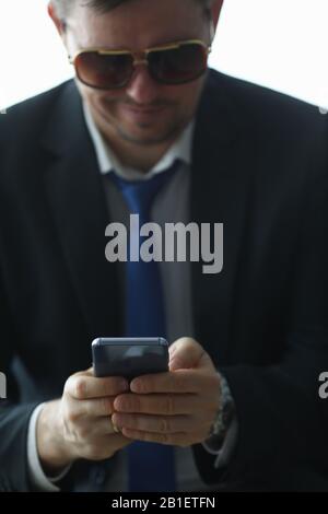 Telefono cellulare con presa maschile Foto Stock