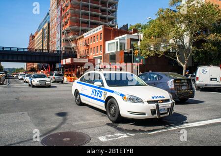 Molte auto di polizia NYPD dipartimento blu sicurezza forza ufficiale auto sul quartiere Chelsea, 210 10th Avenue New York Stati Uniti Foto Stock