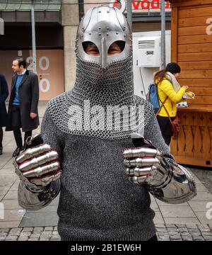 Monaco, Baviera, Germania. 25th Feb, 2020. Esempi di costumi elaborati e spesso stravaganti e umoristici durante la celebrazione del Carnevale di Monaco 2020. Credit: Sacelle Babbar/Zuma Wire/Alamy Live News Foto Stock