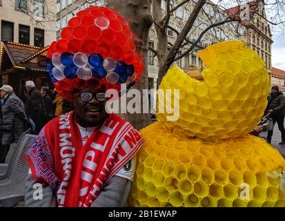 Monaco, Baviera, Germania. 25th Feb, 2020. Esempi di costumi elaborati e spesso stravaganti e umoristici durante la celebrazione del Carnevale di Monaco 2020. Credit: Sacelle Babbar/Zuma Wire/Alamy Live News Foto Stock