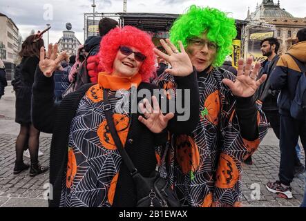 Monaco, Baviera, Germania. 25th Feb, 2020. Esempi di costumi elaborati e spesso stravaganti e umoristici durante la celebrazione del Carnevale di Monaco 2020. Credit: Sacelle Babbar/Zuma Wire/Alamy Live News Foto Stock