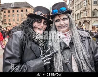 Monaco, Baviera, Germania. 25th Feb, 2020. Esempi di costumi elaborati e spesso stravaganti e umoristici durante la celebrazione del Carnevale di Monaco 2020. Credit: Sacelle Babbar/Zuma Wire/Alamy Live News Foto Stock