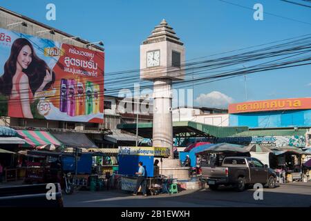 La vecchia torre dell'orologio al mercato nella città di Kamphaeng Phet nella provincia di Kamphaeng Phet nella Thailandia del Nord. Thailandia, Kamphaeng Phet, Novembre Foto Stock
