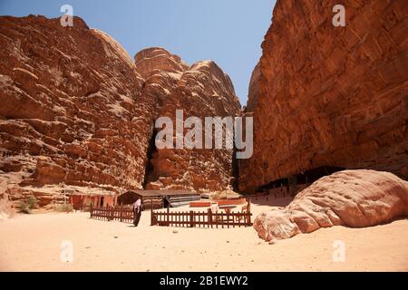 Wadi Rum, Giordania, 28 aprile 2009: Un villaggio beduino nel deserto di Wadi Rum in Giordania. Foto Stock