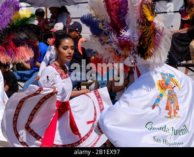 Coppia danzante con abito scorrevole e capo parte Di Cucciolata di Huehues in costumi messicani tradizionali al Carnevale di Tlaxcala. Foto Stock