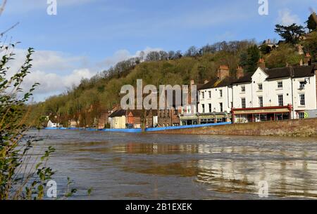 Ironbridge, Regno Unito. 25th Feb, 2020. 0 River Severn in alluvione in Ironbridge Shropshire Regno Unito. Le barriere di difesa contro le inondazioni dell'Agenzia per l'ambiente stanno difendendo le proprietà del Wharfage, ma le previsioni sono che il fiume sovrasta le barriere più tardi oggi. Credit: David Bagnall/Alamy Live News Foto Stock