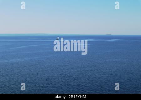 Bella vista blu mare con piccola barca e cielo chiaro bello sfondo Foto Stock