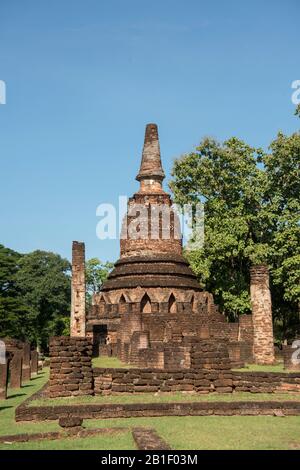 Le rovine del Wat Phra Kaeo nel Parco storico della città di Kamphaeng Phet nella provincia di Kamphaeng Phet nella Thailandia del Nord. Tailandia, K. Foto Stock