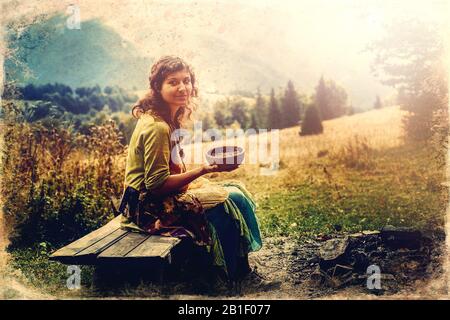 ragazza sulle montagne con ciotola di porridge di avena, vecchio effetto foto. Foto Stock