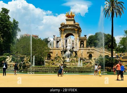 Barcellona, SPAGNA - 30 MAGGIO: Persone che scattano foto alla fontana del Parc de la Ciutadella il 30 maggio 2016 a Barcellona, Spagna. Questo è uno dei Foto Stock