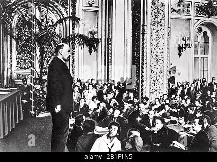 Vladimir LENIN (1870-1924) parlando al Terzo Congresso dell'Internazionale Comunista di Mosca nel 1921 Foto Stock