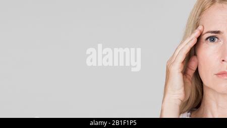 La triste donna di mezza età soffre di mal di testa Foto Stock