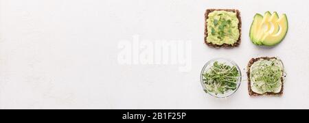 Panini vegetariani con fettine di tofu, microgreen e avocado Foto Stock