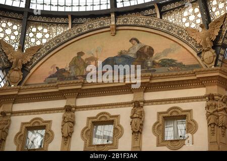 Mosaico di Asia di Bartolomeo Giuliano con sculture di aquile, per Galleria Vittorio Emanuele II galleria commerciale di Piazza del Duomo nel 1867, Milano Foto Stock