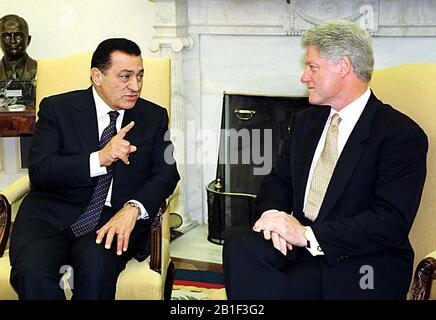 Il presidente degli Stati Uniti Bill Clinton incontra il presidente Hosni Mubarak d'Egitto (L) durante il loro incontro nell'ufficio ovale della Casa Bianca, il 1° luglio 1999. Credito: Richard Ellis / Pool via CNP /MediaPunch Foto Stock