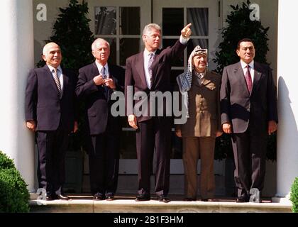 Il presidente degli Stati Uniti Bill Clinton pone con I Leader del Medio Oriente prima della firma dell'accordo "Oslo 2" il 28 settembre 1995. Da sinistra a destra: Re Hussein di Giordania; primo Ministro Yitzhak Rabin di Israele; Presidente Clinton; Presidente Yasser Arafat dell'autorità palestinese; e Presidente Hosni Mubarak di Egitto.Credit: Arnie Sachs/CNP. /MediaPunch Foto Stock