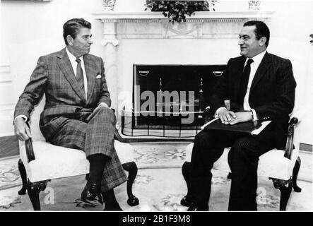 Il presidente degli Stati Uniti Ronald Reagan incontra il vicepresidente Hosni Mubarak d'Egitto nell'Ufficio ovale della Casa Bianca di Washington, DC il 2 ottobre 1981. Questa foto è stata rilasciata dalla Casa Bianca il 6 ottobre 1981 a seguito dell'assassinio del presidente egiziano Anwar Sadat e la denominazione di Mubarak per assumere la presidenza di Egitto.Credit: White House via CNP /MediaPunch Foto Stock