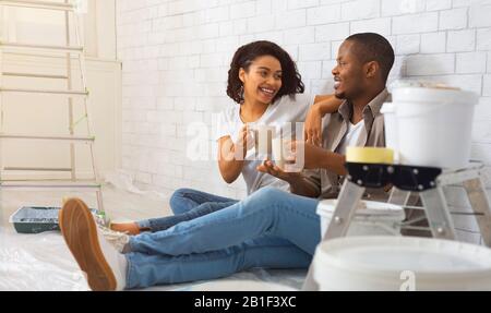 Il giovane e la donna afroamericani hanno un riposo dalla riparazione Foto Stock