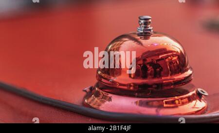 campana anello di chiusura rosso porpora lucido Foto Stock