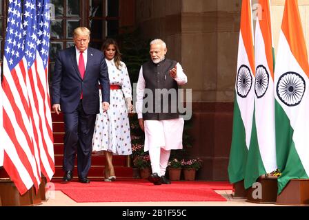 New Delhi, India. 25th Feb 2020. Primo ministro indiano Narendra modi, che accoglie il presidente americano Donald Trump insieme alla moglie Melania Trump a Hyderabad House a Nuova Delhi. Il Presidente degli Stati Uniti si trova In visita In India Per Due giorni. (Foto Di Ranjan Basu/Pacific Press/Sipa Usa) Credit: Sipa Usa/Alamy Live News Foto Stock