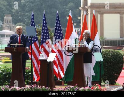 New Delhi, India. 25th Feb 2020. Il presidente degli Stati Uniti Donald Trump e il primo ministro indiano Narendra modi consegnano la dichiarazione congiunta della stampa alla casa di Hyderabad a Nuova Delhi. Il presidente degli Stati Uniti è in visita Di Due giorni in India. (Foto Di Ranjan Basu/Pacific Press/Sipa Usa) Credit: Sipa Usa/Alamy Live News Foto Stock