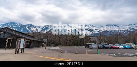 Area Dei Cinque Laghi Shiretoko Goko. Gamma di montagne ondulate e boschi in alta latitudine paese primavera. Parco Nazionale Shiretoko, Penisola Di Shiretoko. Foto Stock