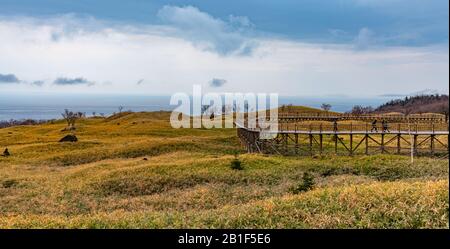 Shiretoko Goko Cinque Laghi Nel Parco Nazionale Di Shiretoko. I turisti possono camminare sulla passerella in legno elevata. Shari, Hokkaido, Giappone Foto Stock