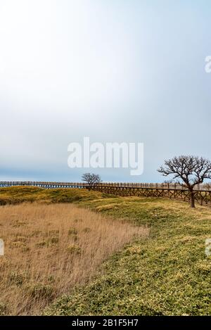 Shiretoko Goko Cinque Laghi Nel Parco Nazionale Di Shiretoko. I turisti possono camminare sulla passerella in legno elevata. Shari, Hokkaido, Giappone Foto Stock