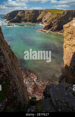 La splendida costa di Copper Coast nella contea di Waterford, Irlanda. Foto Stock