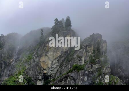 Rocce nella nebbia, NP Hohe Tauern, Obersulzbachtal, Salisburgo, Austria Foto Stock