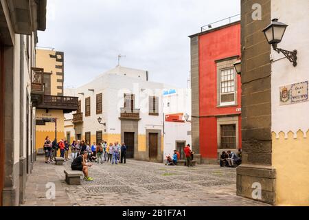 Turisti in una piazza nel centro storico di Vengueta, Las Palmas de Gran Canaria, Gran Canaria, Isole Canarie, Spagna Foto Stock