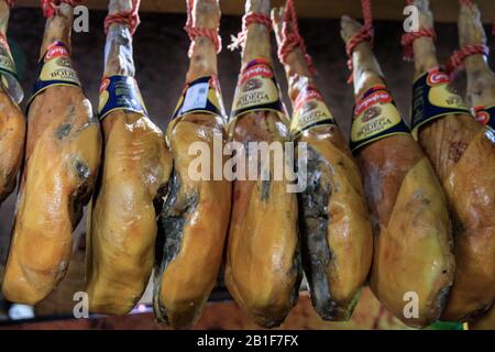 Jamón curado, noto anche come jamon serrano, prosciutto a secco, tipica carne regionale appesa in negozio e ristorante a Gran Canaria, Spagna Foto Stock