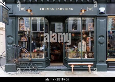 Esterno del negozio maschile inglese tradizionale Thomas Farthing, adatto a Bloomsbury, Londra, Regno Unito Foto Stock