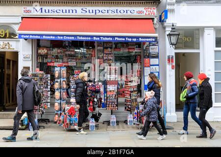 Turisti fuori dal negozio di souvenir turistico "Museum superstore" a Bloomsbury, Londra, Regno Unito Foto Stock