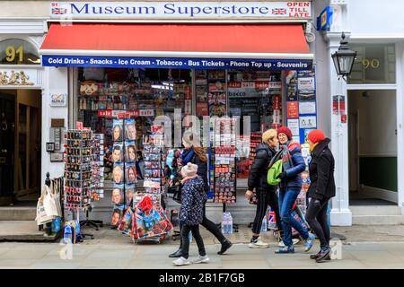 Turisti fuori dal negozio di souvenir turistico "Museum superstore" a Bloomsbury, Londra, Regno Unito Foto Stock