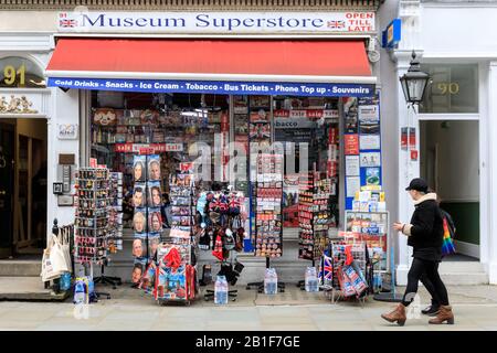 Turisti fuori dal negozio di souvenir turistico "Museum superstore" a Bloomsbury, Londra, Regno Unito Foto Stock