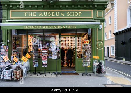 Turisti al di fuori del negozio di souvenir turistico 'The Museum Shop' a Bloomsbury, Londra, Regno Unito Foto Stock