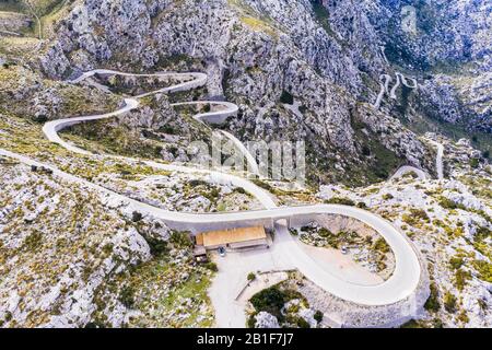 Strada a serpentina ma-2141 con nodi tie Sa Moleta, Sa Calobra, Serra de Tramuntana, registrazione drone, Maiorca, Isole Baleari, Spagna Foto Stock