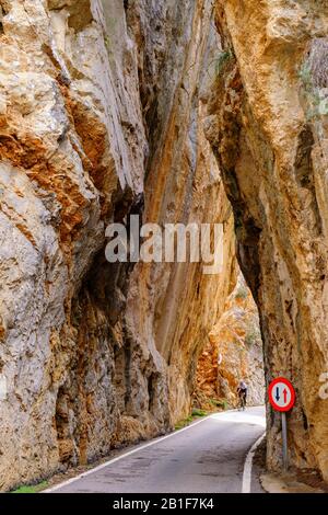 Rock gate sa Bretxa, strada di montagna ma-2141, Sa Calobra, Serra de Tramuntana, Maiorca, Isole Baleari, Spagna Foto Stock