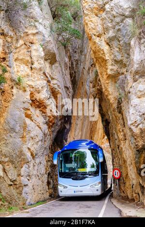 Pullman nella porta di roccia sa Bretxa, strada di montagna ma-2141, Sa Calobra, Serra de Tramuntana, Maiorca, Isole Baleari, Spagna Foto Stock