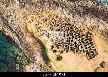 Necropoli di Son Real dall'alto, Punta des Fenicis nei pressi Di Can Picafort, immagine dei droni, Maiorca, Isole Baleari, Spagna Foto Stock