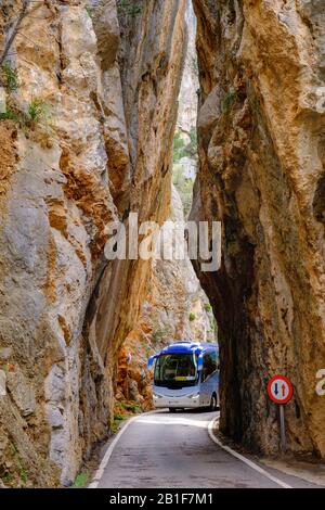 Pullman nella porta di roccia sa Bretxa, strada di montagna ma-2141, Sa Calobra, Serra de Tramuntana, Maiorca, Isole Baleari, Spagna Foto Stock