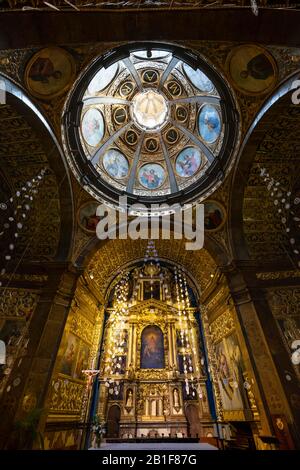 Cupola della Chiesa e altare maggiore, chiesa di pellegrinaggio nel monastero di Lluc, Santuari de Lluc, Serra de Tramuntana, Maiorca, Isole Baleari, Spagna Foto Stock