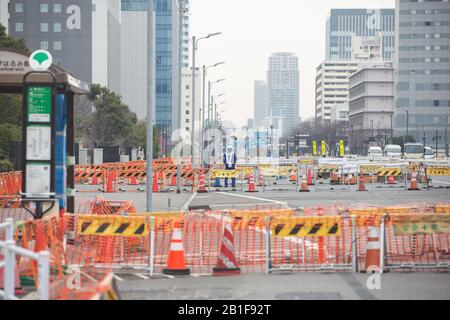 Vista delle barricate presso il sito di costruzione del Tokyo 2020 Olympic / Paralimpic Village a Tokyo. Dopo gli eventi presso la nave da crociera Diamond Princess nel porto di Yokohama riguardanti il COVID-19 Coronavirus e la gestione delle autorità giapponesi, Le voci sono state sollevate se i Giochi Olimpici e paraolimpici di Tokyo 2020 dovessero essere trasferiti in un altro paese. Sparking una discussione internazionale. Foto Stock