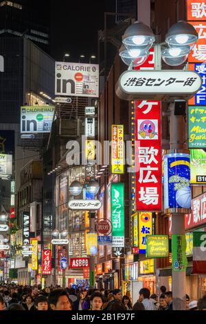 Tokyo Giappone. Luci al neon nel quartiere Shibuya Foto Stock