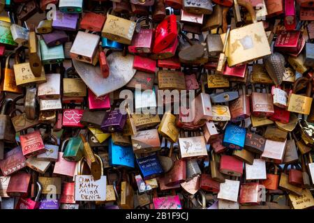 Enormi quantità di lucchetti d'amore si possono trovare sul ponte Hohenzollern a Colonia.Coppie spesso aggiungere le loro iniziali per simbolizzare il loro amore. Foto Stock